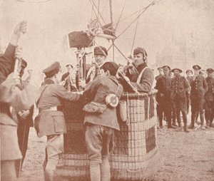 Kanadisk offisiell kinematograf og assistent klar til å stige opp i en drageballong, c1917 1919 av Unbekannt