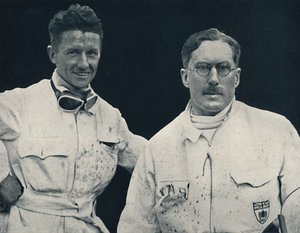 Kaptein G.E.T. Eyston og assistent, 1937 av Unbekannt