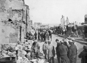 Fangede tyske fanger fjerner rusk fra gatene i Clermont-en-Argonne, Frankrike, 1914 av Unbekannt