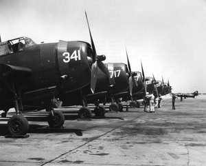 Transportørbårne fly som skal overføres til franskmennene med transportøren Langley, 1951 av Unbekannt