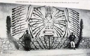 Fangede våpen fra slaget ved Menabha, Colomb-Béchar, Algerie, c1910 av Unbekannt