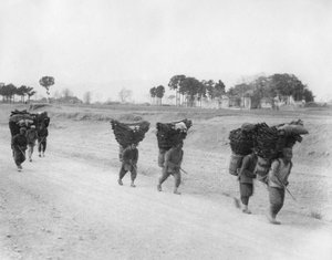Kullbærere på veien til Peking, Kina, sent på 1800- eller begynnelsen av 1900-tallet av Unbekannt