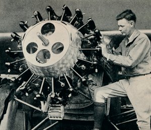 Charles Lindbergh sjekker motoren til flyet før hans transatlantiske flytur, 1927 c1937 av Unbekannt