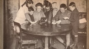 Barn som tømmer sparebøssene sine for å investere i krigslån, c1917, 1935 av Unbekannt
