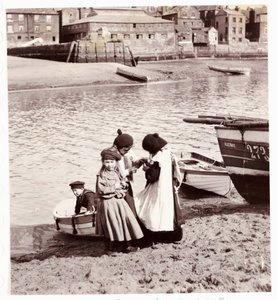 Barn som leker ved vannkanten, Whitby Harbour, ca 1905 av Unbekannt