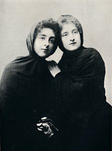 Chilenske damer i kirkeantrekk Manto, 1911 av Unbekannt