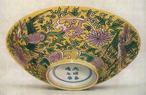 Kinesisk emaljemalt porselensskål. Chia Ching-periode, 1522-1566, 1928 av Unbekannt