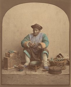 [Kinesisk mann sitter med verktøy], 1870-tallet. av Unbekannt