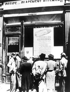 Borgere i Paris utenfor et tysk rekrutteringskontor, 1940-1944 av Unbekannt
