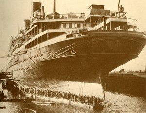 Rengjøring av Hull of the Majestic i Dry Dock, c1930. av Unbekannt