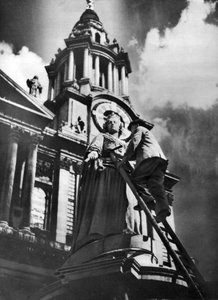 Rengjøring av statuen av dronning Anne som en del av kong George vs sølvjubileumsfeiringer, 1935 av Unbekannt