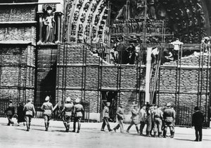 Rydding av sandsekkbeskyttelse fra fasaden til Notre Dame, tysk-okkuperte Paris, 1940 av Unbekannt