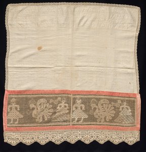 Klut med kant av kvinnelige figurer og påfugler, 1700-1800-tallet. av Unbekannt