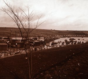 Kolonne med lastebiler, Verdun, Nord-Frankrike, c1914-c1918 av Unbekannt