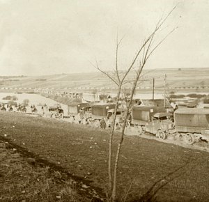 Kolonne med lastebiler på Voice Sacrée, Verdun, Nord-Frankrike, c1914-c1918. av Unbekannt