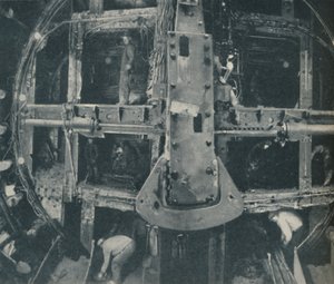 Sammensatt storhodeskjold som ødelegger en barriere mellom to land, c1935 av Unbekannt
