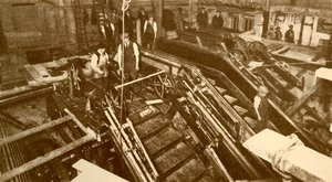 Konstruerer rulletrapper ved Bank Station, London, c1930. av Unbekannt