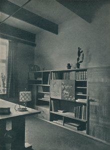 Hjørne av et bibliotek designet av Hans Hartl, c1927 av Unbekannt