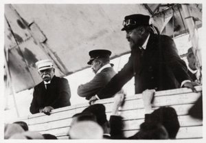 Grev Zeppelin og Dr Eckener i en Zeppelin-gondol, Schwaben, Tyskland, c1908-1917 1933 av Unbekannt