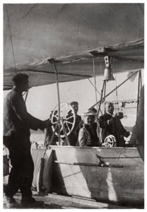 Grev Zeppelin med datteren i gondolen til Zeppelin LZ3, Tyskland, c1906-1908 1933 av Unbekannt