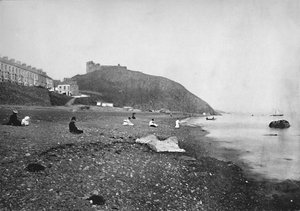 Criccieth - Utsikt over stranden og slottet, 1895 av Unbekannt