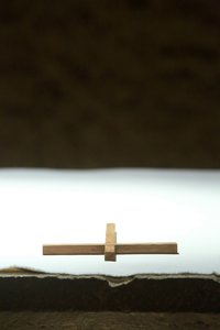 Kors på et alter. Taize-samfunnet, Taize, Frankrike av Unbekannt