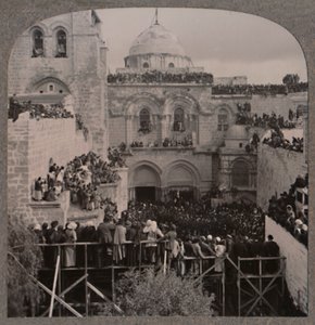 Folkemengder som fyller hver nisje i Holy Sepulcher Church, ca. 1900 av Unbekannt