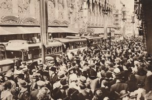 Folkemengder på Oxford Street under helligdagen som fulgte kong George VIs kroning, 1937 av Unbekannt