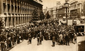 Folkemengder som venter utenfor Downing Street i London på nyheter om...krig, juli 1914, 1933. av Unbekannt