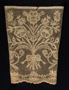 Mansjett med blomsterranker, 1800-tallet. av Unbekannt
