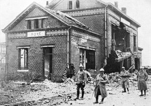 Skadet jernbanestasjon i Roye, Frankrike, første verdenskrig, 1918, c1920 av Unbekannt