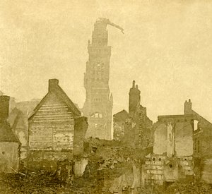 Skadet spir av Notre-Dame de Brebières, Albert, Nord-Frankrike, c1915-c1918 av Unbekannt