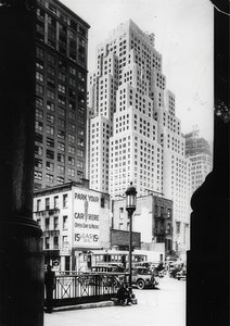 Den 40-etasjers bygningen til Standard Oil Company og tollhovedkvarteret til høyre. New York. Rundt 1935 av Unbekannt