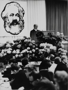 Formannen for statsrådet i den tyske demokratiske republikken Walter Ulbricht på et møte i anledning 150-årsdagen til Karl Marx. Berlin kongresshall. 2. mai 1968 av Unbekannt