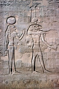 Detalj av et relieff av Sekhmet og Khnum, Khnum-tempelet, ptolemaiske og romerske perioder av Unbekannt