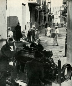 Spredt i bakgatene i Kairo er en hel liten industri ...c1942-1943, 1945. av Unbekannt