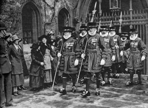 Verteilung des Maundy-Geldes durch Yeomen Warders, Tower of London, 1926-1927 von Unbekannt