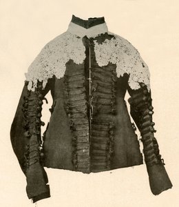 Dublett av svart tøy trimmet med silkeflett og hekleknapper, 1600-tallet, 1937. av Unbekannt