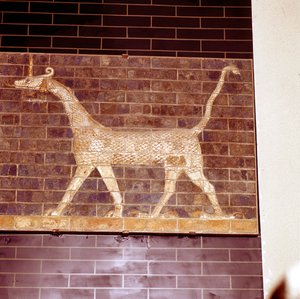 Drage hellig for guden Marduk, detalj av Ishtar-porten, c604-c562 f.Kr. av Unbekannt