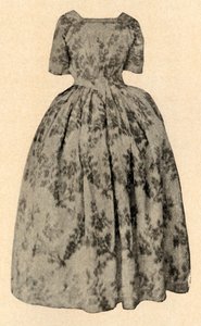 Kjole av buff chine silke, båret av Lady Stuart i Barbados Colony, c1700, 1937. av Unbekannt