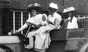 Ellaline Terriss, britisk skuespillerinne, med datteren og babyen, c1906 av Unbekannt