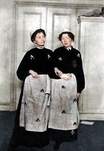 Emmeline og Christabel Pankhurst, engelske suffragetter, i fengselskjole, 1908 av Unbekannt