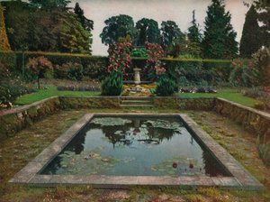 Inngjerdet hage og liljebasseng i Gatton Park, Surrey, 1914 av Unbekannt