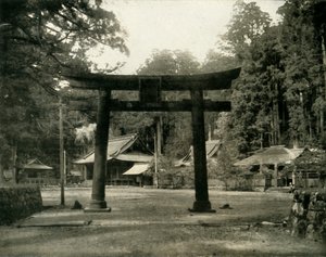 Inngang til et Shinto-tempel, i Nikko-distriktet i Japan, 1936. av Unbekannt