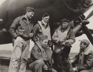 Ernie Pyle med et bombemannskap av Unbekannt