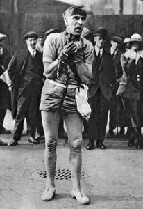 Escapolog som underholder teatergjengere i pit-køen, London, 1926-1927 av Unbekannt