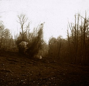 Eksplosjon av granat avfyrt av en tank, c1914-c1918 av Unbekannt