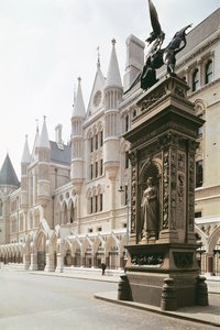 Utvendig utsikt over inngangen til Royal Courts of Justice, London (bilde) av Unbekannt