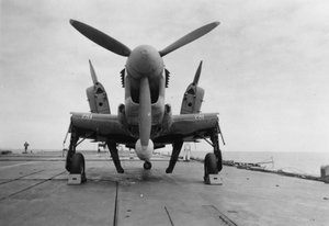 Fairey Firefly-fly klar til å bli transportert til hangarheisen, HMS Venerable, 1945 av Unbekannt