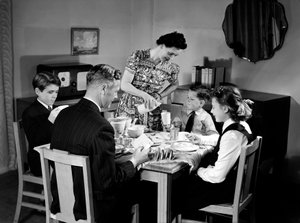 Familie til frokost, ca 1948 av Unbekannt